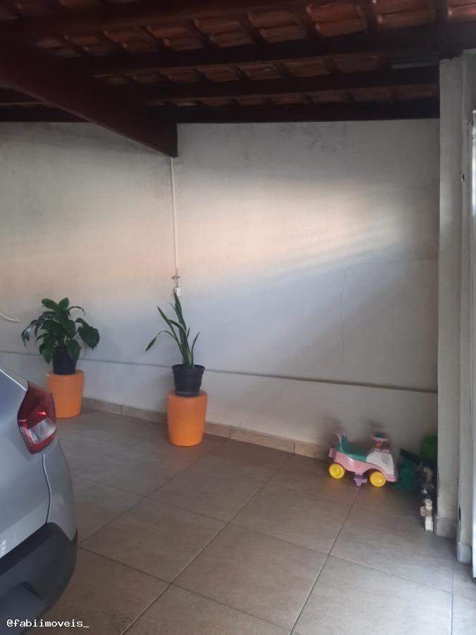 Casa à venda com 2 quartos, 125m² - Foto 2