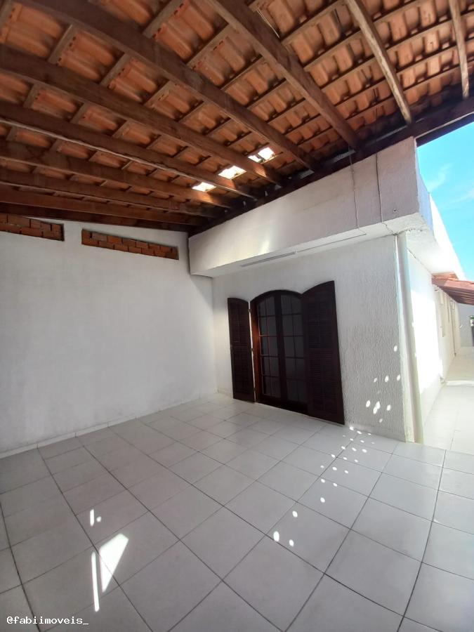 Casa à venda com 2 quartos, 110m² - Foto 2