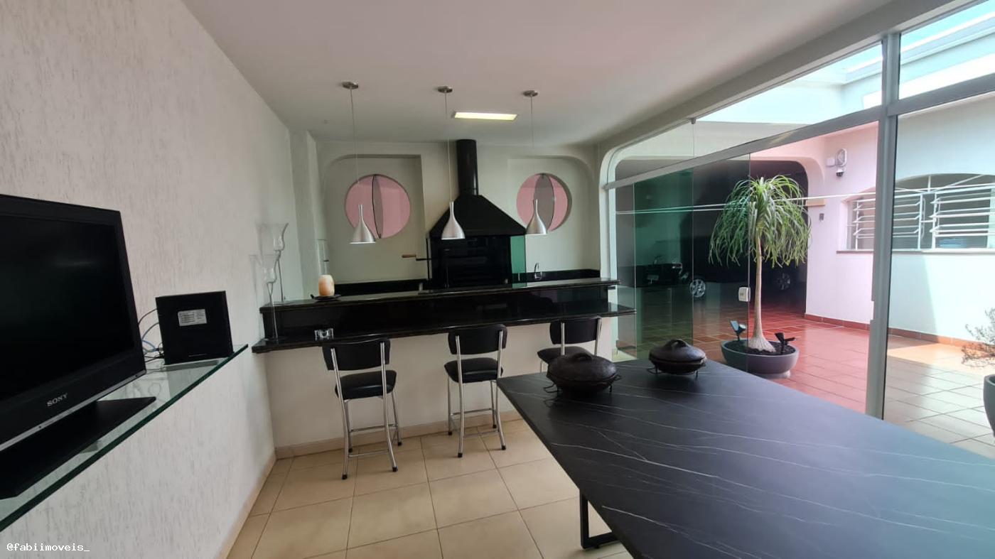 Casa à venda com 3 quartos, 300m² - Foto 1